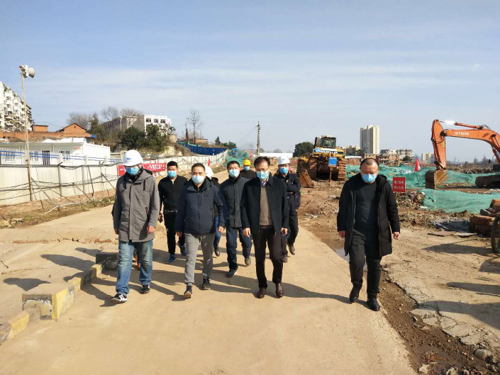 持续加力抗疫情 克难攻坚抓复工——信阳华信投资集团董事长万汉华现场督导市重点项目复工复产工作