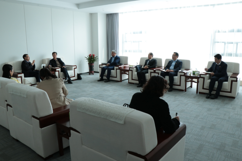 信阳市纪委副书记、市监委副主任李光一行到华信投资集团调研座谈