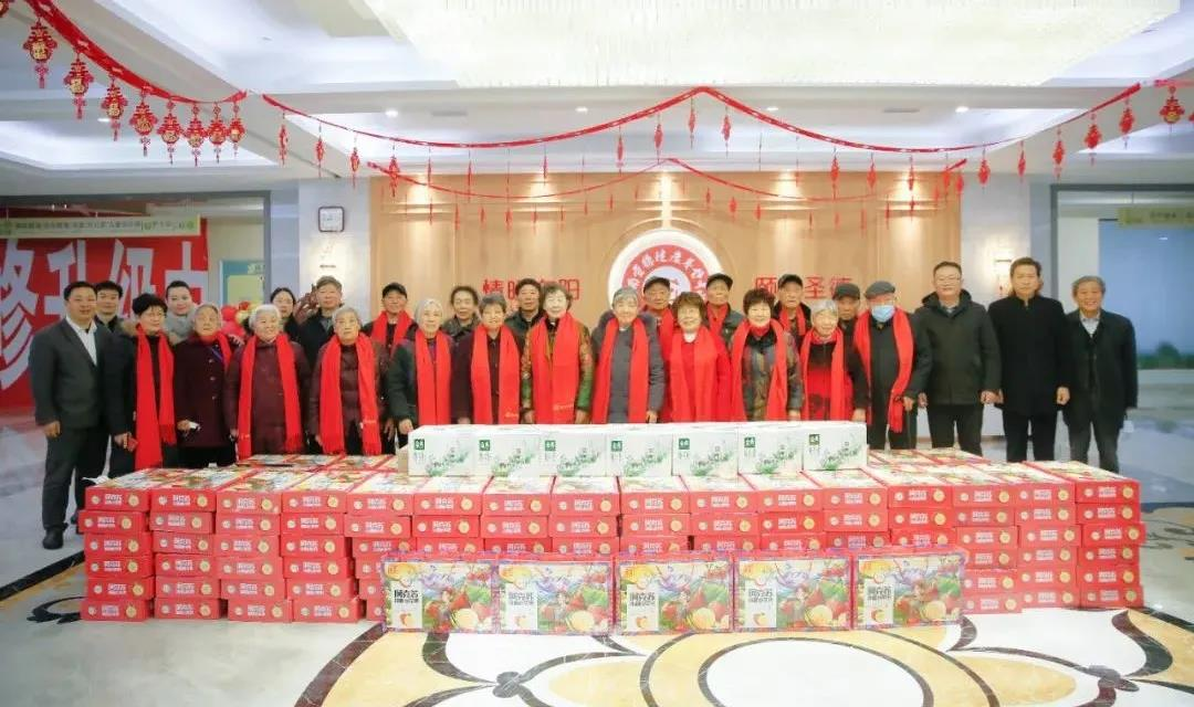 华信投资集团党委副书记杨帆一行看望慰问圣德康养中心入住长辈老人