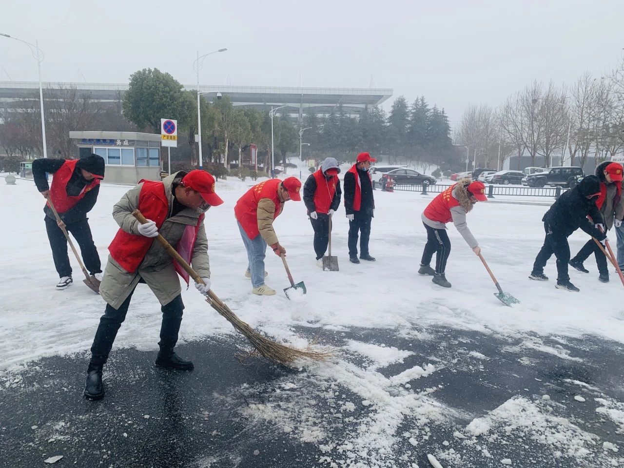 浴“雪”奋战 践行国企担当 | 华信商贸集团清雪除冰在行动