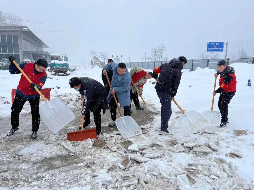 铲雪除冰 情暖寒冬