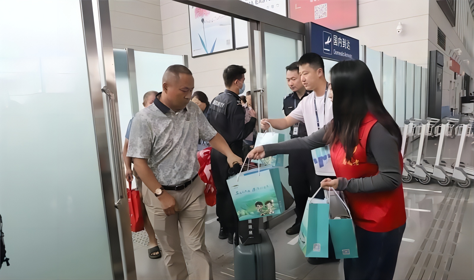 热情暖心！明港机场为来信旅客发送伴手礼