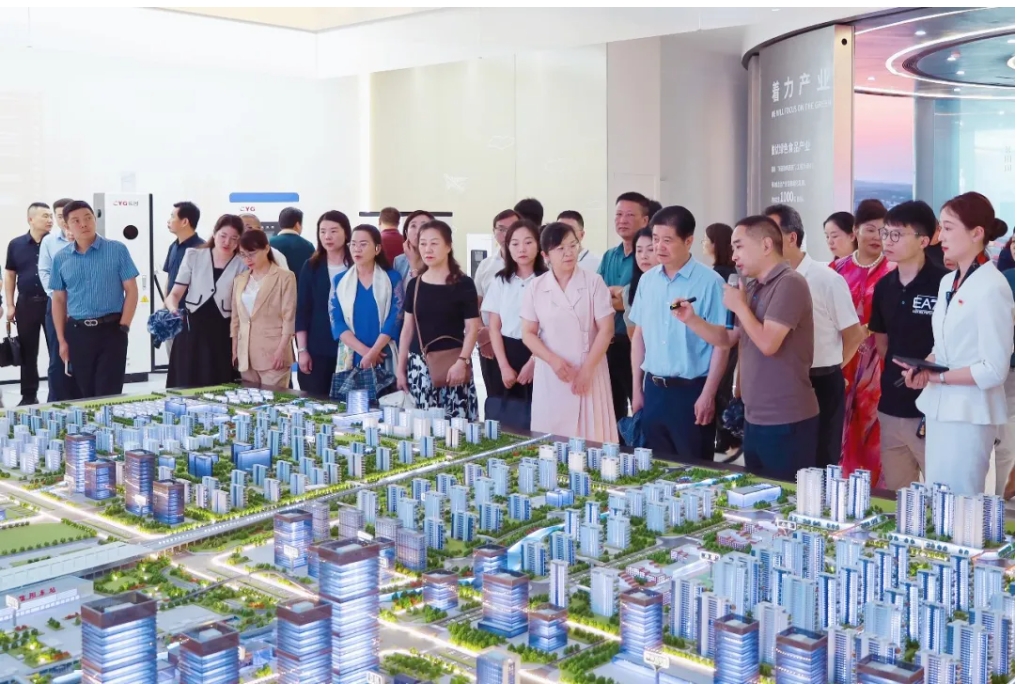 百业顶流 共襄CAZ | 市工商联企业家一行莅临信阳中央活力区（CAZ）营销中心考察