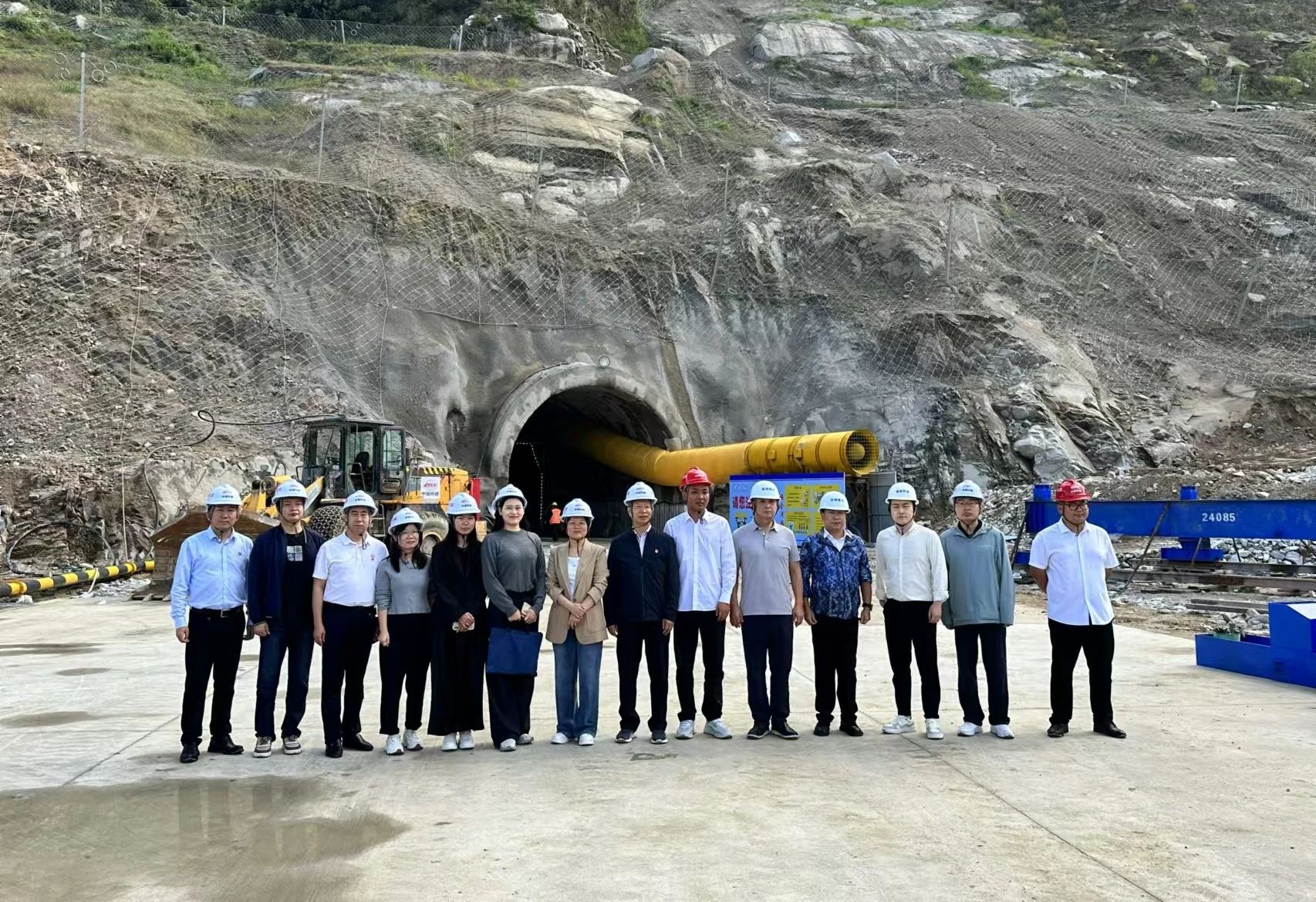 走入一线送温暖 党旗飘扬解忧难 | 华信建投集团“机关党员到一线”深入新县压储项目