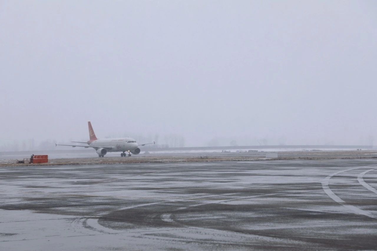 风雪砺初心 担当护归途 | 信阳明港机场战冰雪保通畅