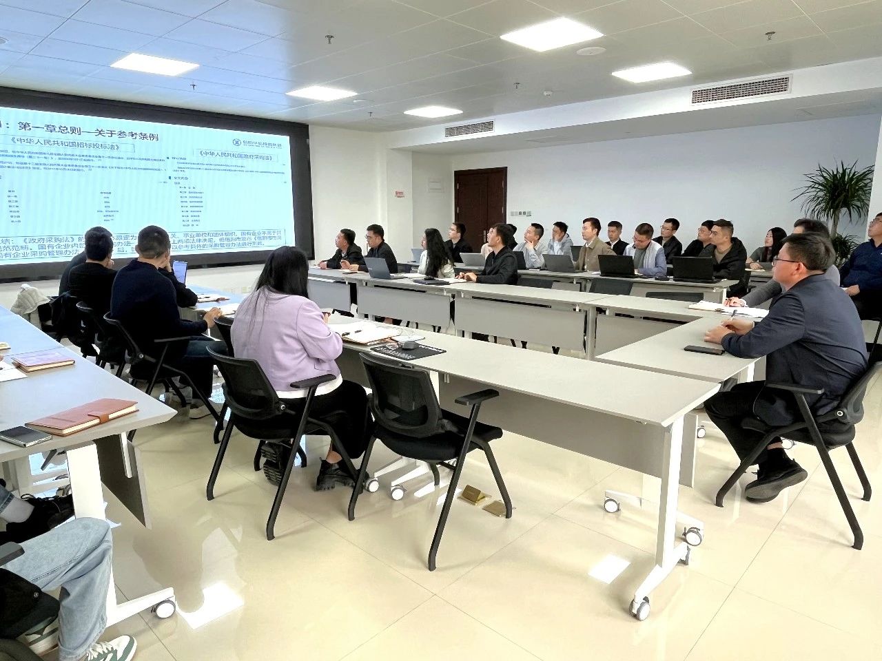 双创公司组织召开《信阳建投投资集团有限责任公司采购管理办法》培训会