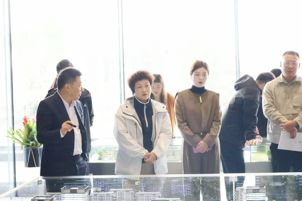 信阳市投资促进中心一行到访信阳中央活力区（CAZ）营销中心参观调研