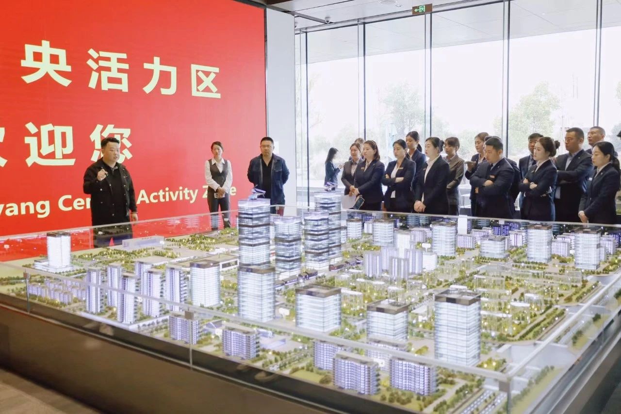 华信未来城与爱琴海奥特莱斯营销团队到访金融中心参观学习