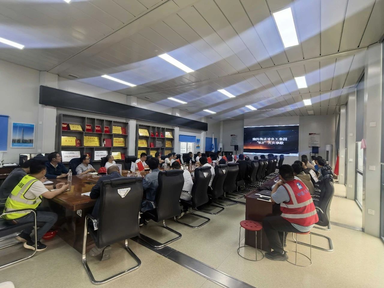 筑牢安全底线 捍卫品质生命线|双创公司召开项目安全生产、品质交付及大气污染防治警示教育活动