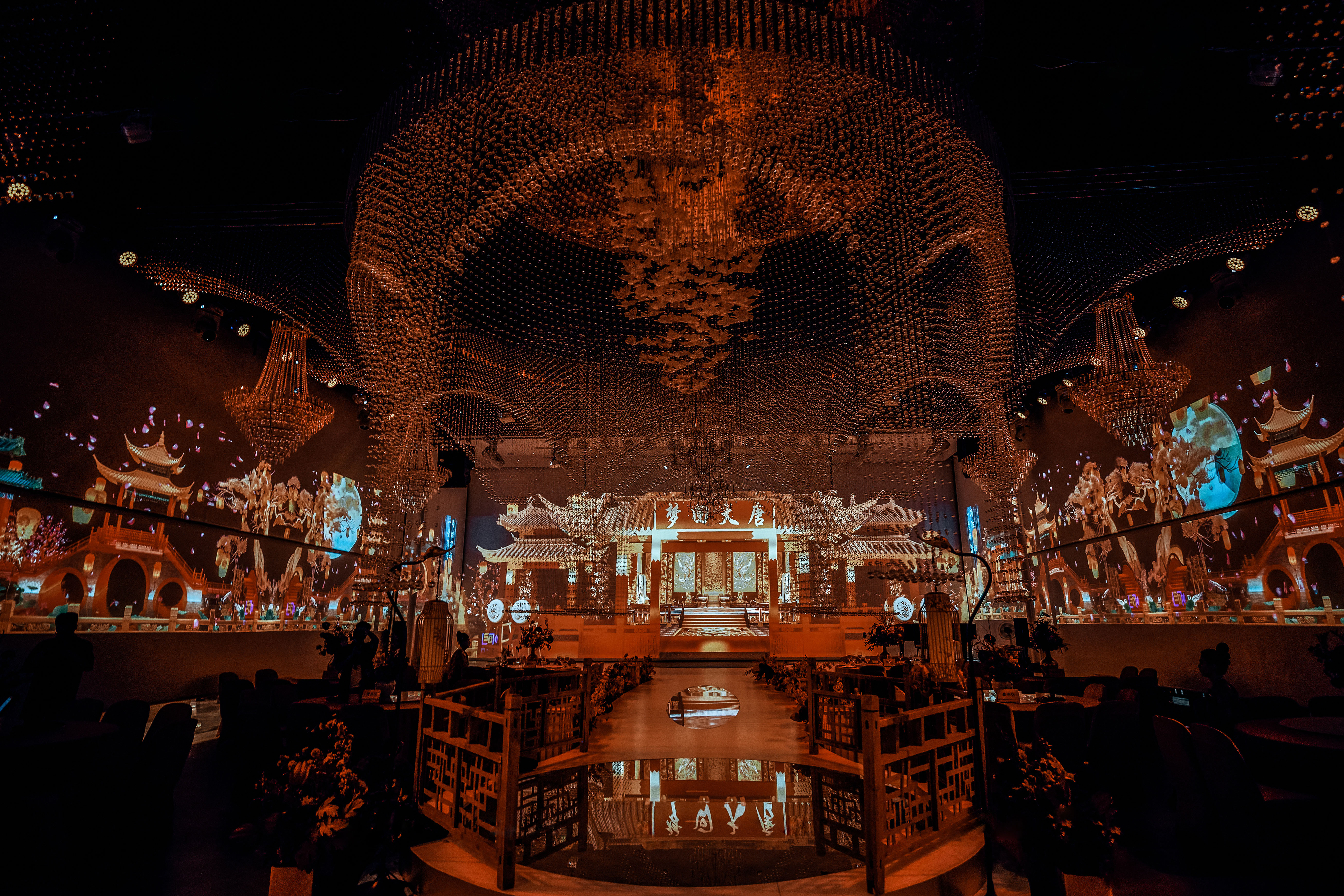 全流程5D光影婚礼场景为新人们省时省力，轻松得到梦中的婚礼(图1)